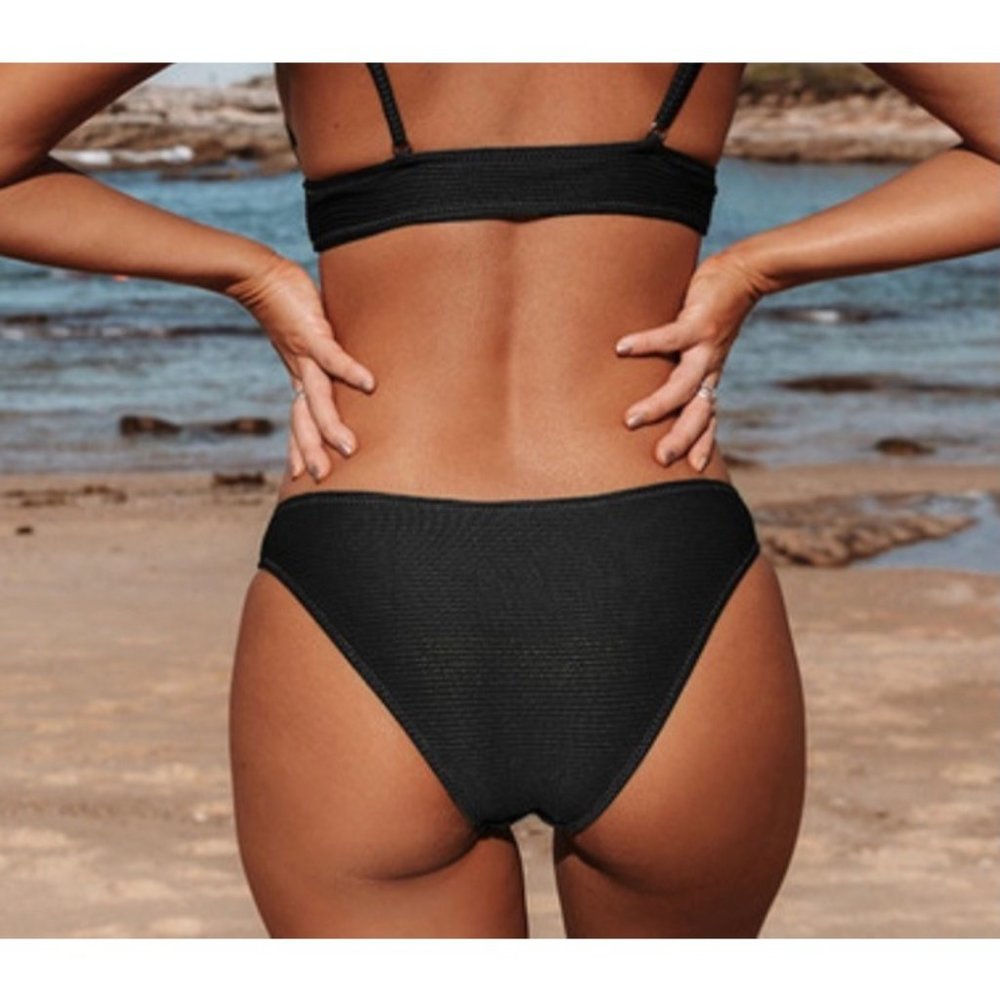 👙 New Cupshe Black Swimsuit Bottom  NWT Size Medium